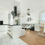 Przestronnne & Jasne Praca Zdalna I Doskonala Lokalizacja W Lodzi By Renters *