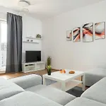 Przestronnne & Jasne Praca Zdalna I Doskonala Lokalizacja W Lodzi By Renters Łódź