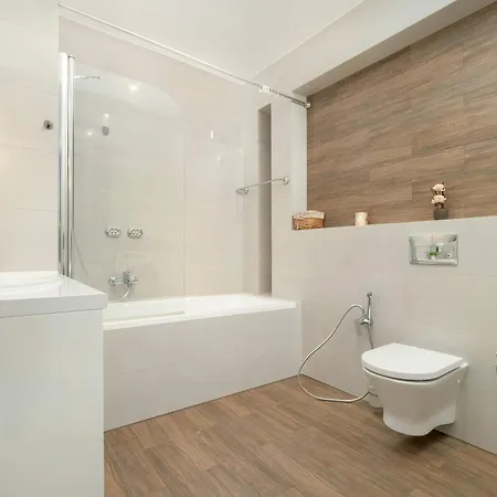 Exceptional 3-bedroom By Renters Lodz (Lodz)
