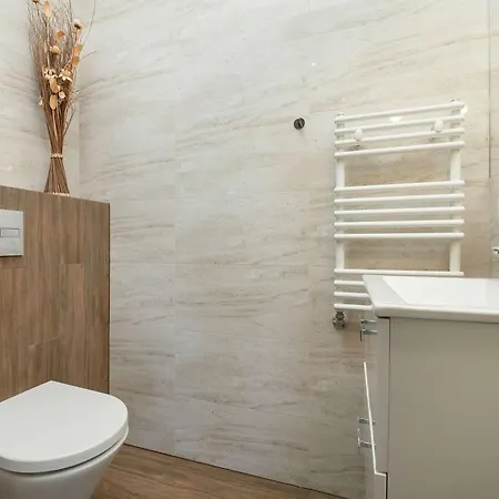 Przestronnne & Jasne Praca Zdalna I Doskonala Lokalizacja W Lodzi By Renters Daire