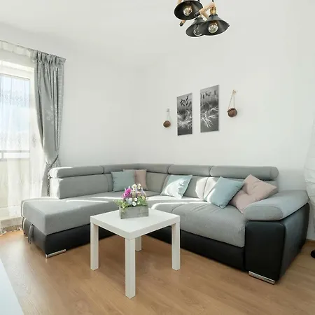 Exceptional 3-bedroom By Renters Apartment Lodz (Lodz)