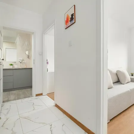 Przestronnne & Jasne Praca Zdalna I Doskonala Lokalizacja W Lodzi By Renters *