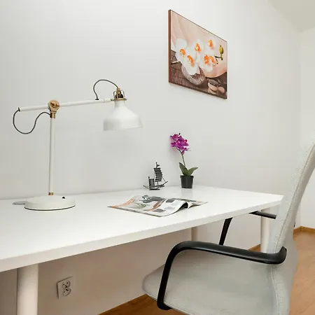 Przestronnne & Jasne Praca Zdalna I Doskonala Lokalizacja W Lodzi By Renters Daire