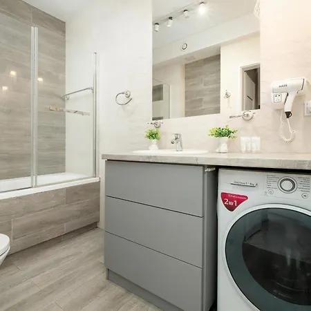 Apartment Przestronnne & Jasne Praca Zdalna I Doskonala Lokalizacja W Lodzi By Renters Lodz (Lodz)