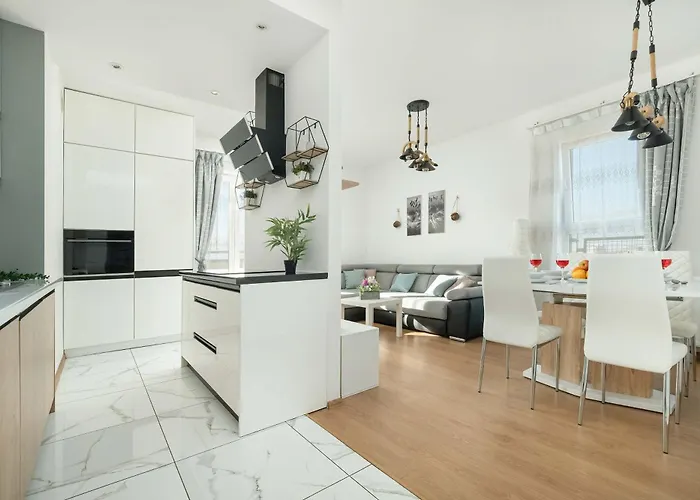 Przestronnne & Jasne Praca Zdalna I Doskonala Lokalizacja W Lodzi By Renters *